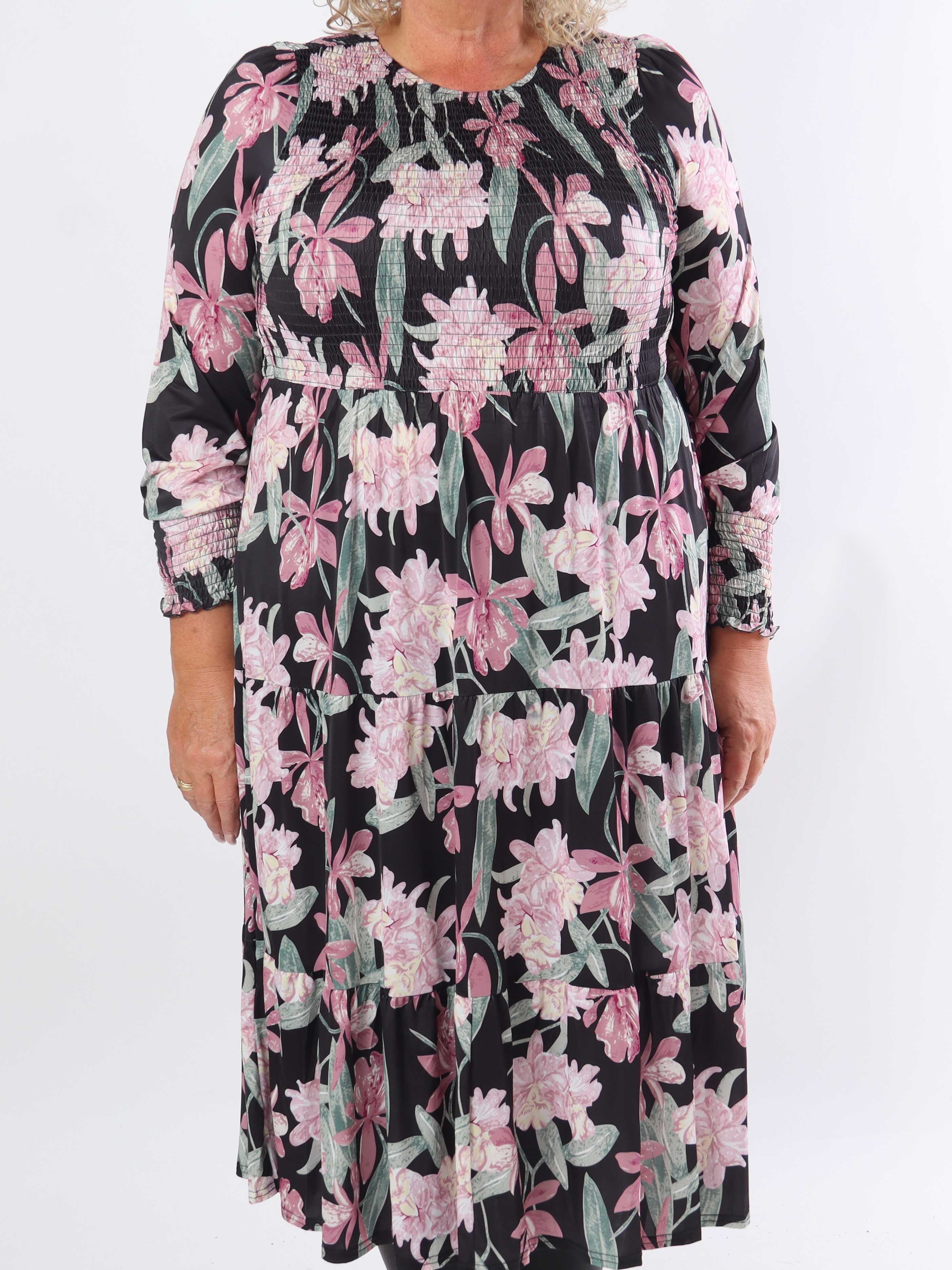 Kelly Flower Dress - Elastisk klänning i plusstorlek med smock över bröstet